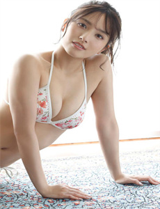 《扒开粉嫩尿口露出大胸美女》
